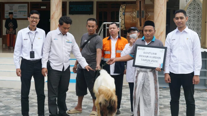 Perwakilan PLN UIK Tanjung Jati B menyerahkan bantuan hewan kurban kepada pengurus masjid dalam rangka menyambut Hari Raya Idul Adha 1447 H di Jepara, Selasa (26/5). Penyaluran hewan kurban ini menjadi bentuk kepedulian sosial PLN untuk memperkuat nilai kebersamaan, keikhlasan, dan kebermanfaatan bagi masyarakat sekitar wilayah operasional PLTU Tanjung Jati B. (Foto : Dok PLN)