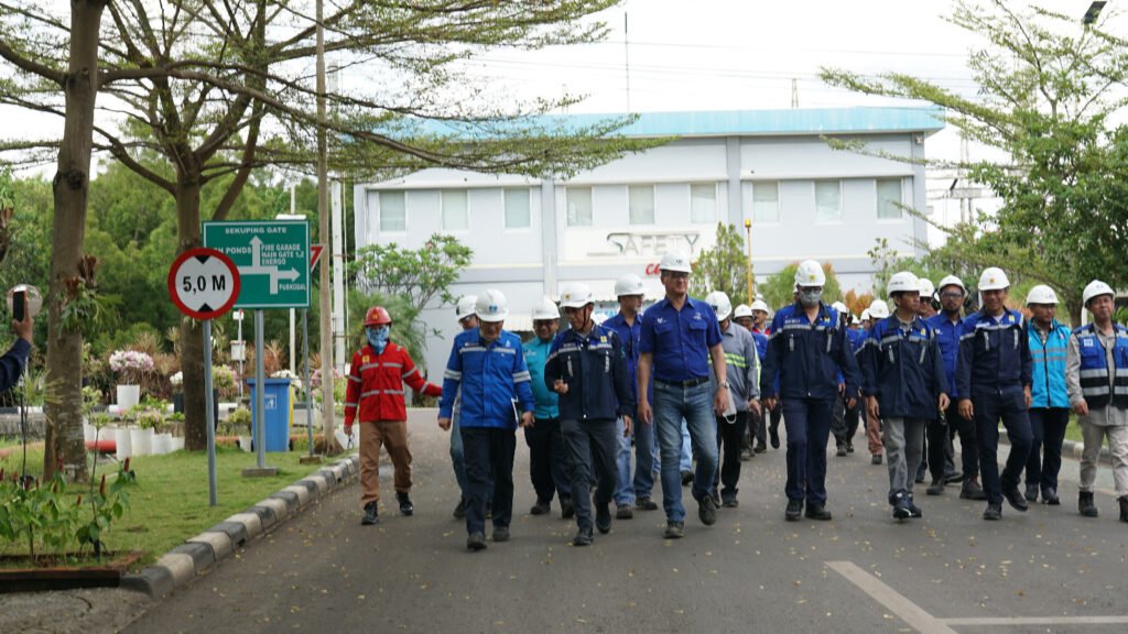 Jajaran manajemen PLN UIK Tanjung Jati B bersama perwakilan PLTU TJB Raya melakukan pengecekan lapangan di area PLTU Tanjung Jati B, Jepara, sebagai bagian dari upaya memastikan kesiapan operasional pembangkit selama periode Hari Raya Idul Adha. Kegiatan ini menjadi wujud komitmen PLN dalam menjaga pasokan listrik tetap andal, aman, dan terkendali bagi masyarakat. (Foto : Dok PLN)