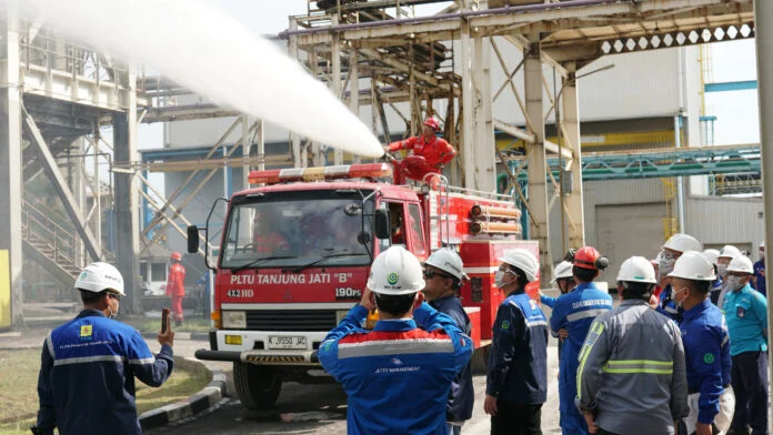 Tim fire rescue PLTU Tanjung Jati B melakukan uji fungsi fire truck di area Conveyor 109 Unit 3–4, Jepara, sebagai bagian dari pengecekan kesiapan sistem proteksi kebakaran selama periode Idul Adha. Kegiatan ini menjadi langkah preventif PLN UIK Tanjung Jati B dalam menjaga keandalan operasional pembangkit dan memastikan pasokan listrik tetap aman bagi masyarakat. (Foto : Dok PLN)