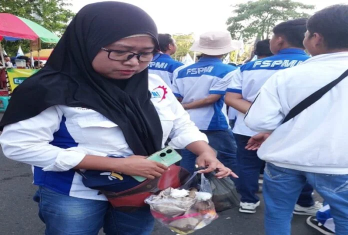 Buruh di Semarang melakukan aksi bersih sampah. (Foto : Dok Pemkot Semarang)