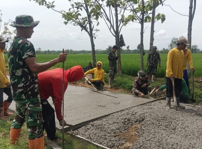 TMMD Reguler ke-128 bergerak lebih cepat mengejar target agar adukan beton terselesaikan sebelum air hujan merusak kualitas pekerjaan. Rabu (6/5/2026). (Foto : Dok Pendim Sragen)