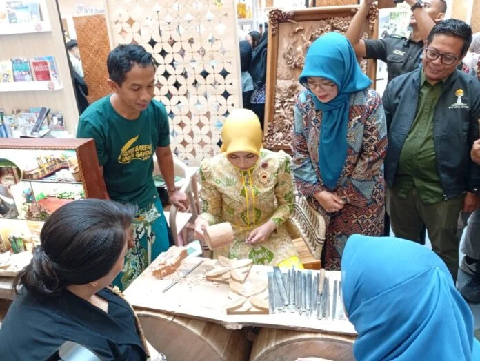 Wakil Ketua Harian II Dekranas Sri Suparni Bahlil didampingi Deputy Kepala Perwakilan Bank Indonesia Provinsi Jawa Tengah Andi Reina Sari dalam kunjungan ke UMKM Grande di Atrium Pollux Mal Paragon Semarang, Jumat (08/05/2026). (Foto : Dok JN)