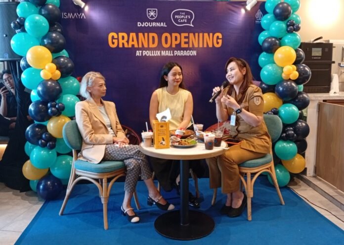 Marketing Manager The People’s Cafe, Nuranti Dwiyana Putri didampingi Kepala Dinas Kebudayaan dan Pariwisata Kota Semarang, Indriyasari dan PR Manager ISMAYA Group, Rheina Ariestia Djafar dalam pembukaan The People’s Cafe di Semarang yang berlokasi di Pollux Mall Paragon Semarang, Senin (11/05/2026). (Foto : Dok JN)