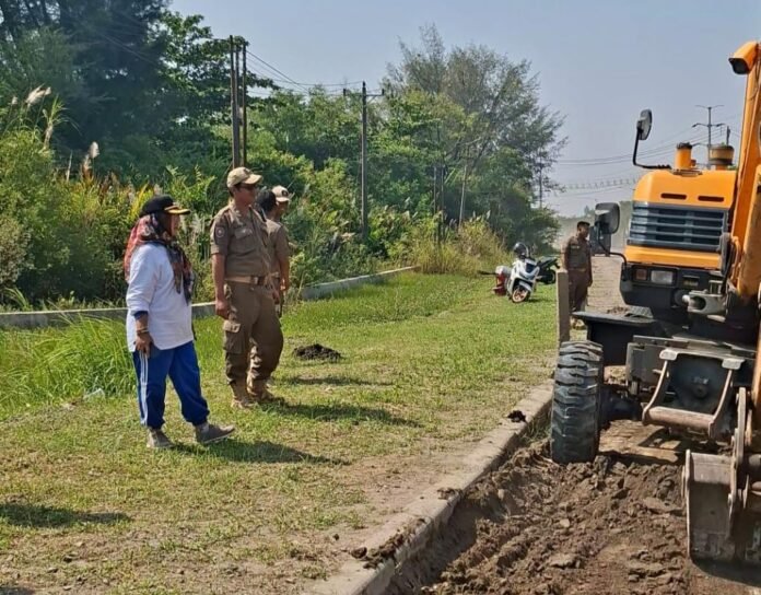 Pemkot Semarang bergerak cepat merespons keluhan masyarakat terkait ceceran tanah di Jalan Arteri Yos Sudarso, tepatnya di depan akses masuk PT Cipta, Kelurahan Bandarharjo. (Foto : Dok Pemkot Semarang)