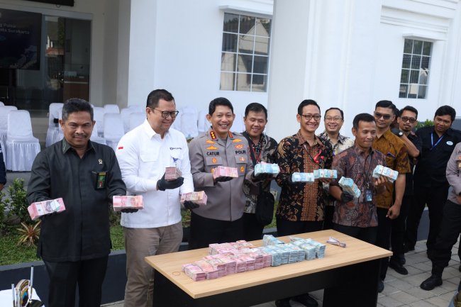 Kapolresta Solo, Kombes Pol Catur Cahyono Wibowo, Kepala Perwakilan Bank Indonesia Solo Dwiyanto Cahyo Sumirat serta jajaran, menunjukkan uang palsu sebelum dimusnahkan. Kapolresta Solo, Kombes Pol Catur Cahyono Wibowo, Kepala Perwakilan Bank Indonesia Solo Dwiyanto Cahyo Sumirat serta jajaran, menunjukkan uang palsu sebelum dimusnahkan.