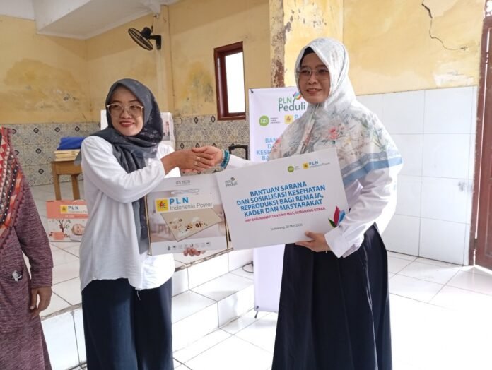 Manager Administrasi PT Indonesia Power UBP Semarang, Eva Wirabuwana menyerahkan bantuan ke warga Kecamatan Semarang Utara, Rabu (20/06/2026). (Foto : Dok JN)