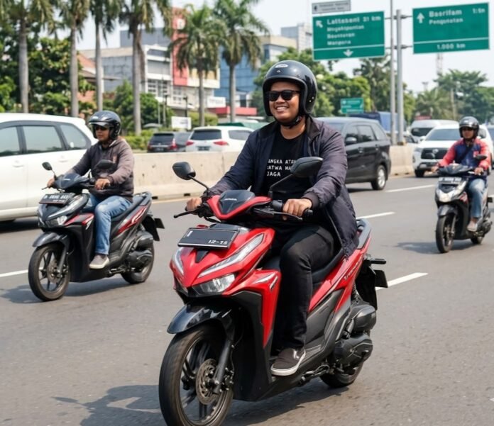 Rizky saat mengendarai Honda Vario 125 miliknya. (Foto : Alif)