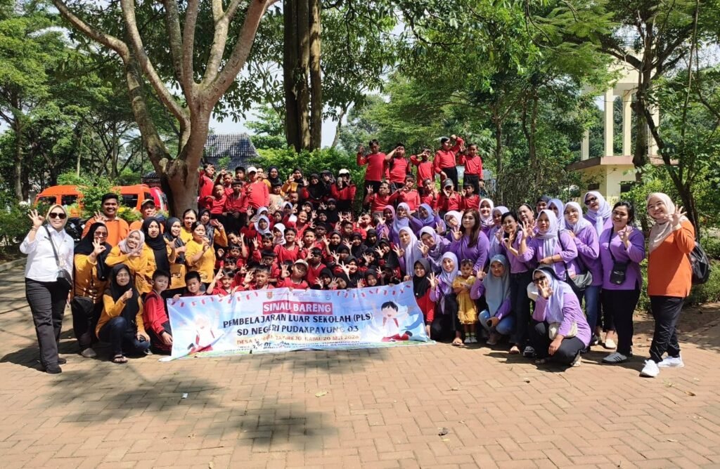 Foto bersama Kepala Sekolah, Guru dan Siswa serta Paguyuban