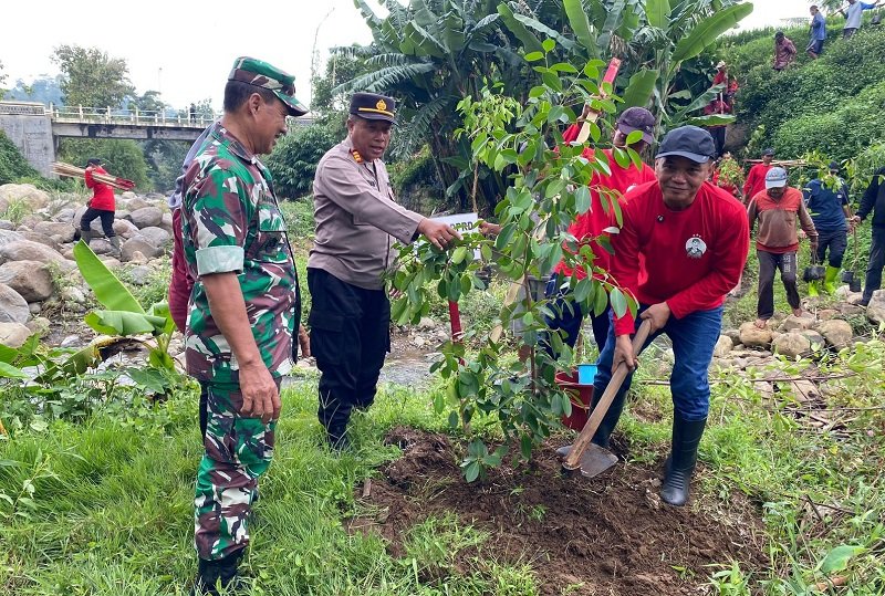 Ketua DPRD Jateng Sumanto tanam bibit pohon penyimpan air di sekitar Kali Sejati, Desa Seloromo, Kecamatan Jenawi, Kabupaten Karanganyar