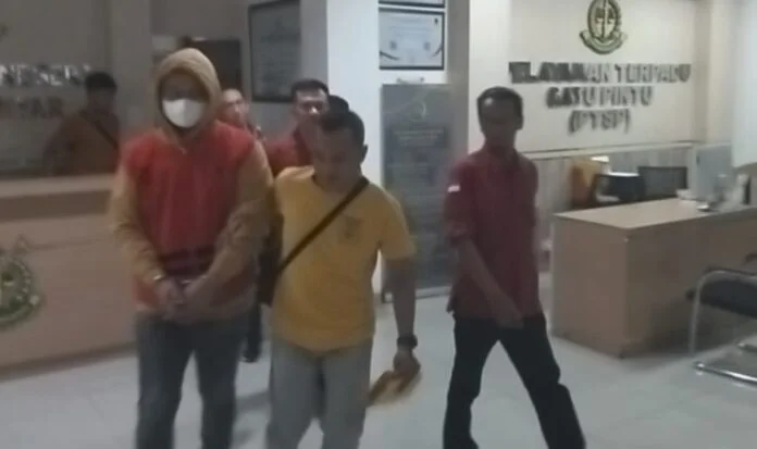 Tersangka AM saat dibawa ke tahanan Mapolres Karanganyar sebagai tahanan titipan Kejaksaan.