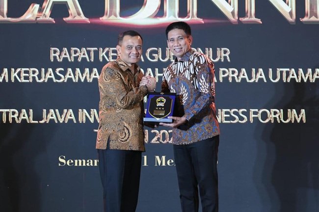 Gubernur Jateng Ahmad Luthfi ketika di acara Gala Dinner Forum Kerja Sama Daerah Mitra Praja Utama (FKD MPU) di Semarang. Gubernur Jateng Ahmad Luthfi ketika di acara Gala Dinner Forum Kerja Sama Daerah Mitra Praja Utama (FKD MPU) di Semarang.