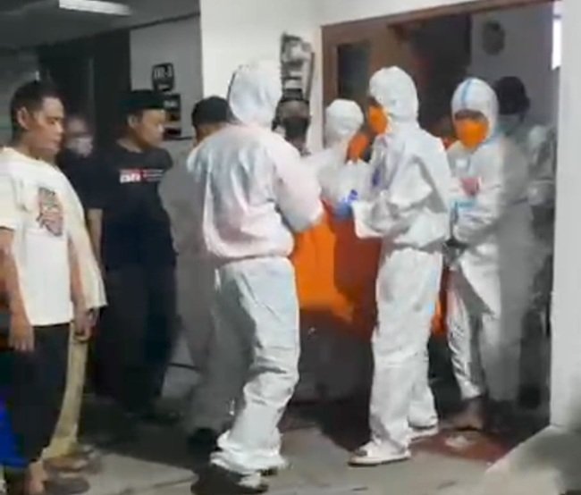 Petugas gabungan ketika evakuasi terhadap korban. Petugas gabungan ketika evakuasi terhadap korban.