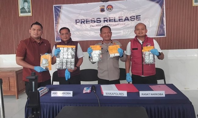 Wakapolres Karanganyar Kompol Miftahul Huda dan Kasat Narkoba AKP Bayu Kuncoro tunjukkan barang bukti narkoba tersangka. Wakapolres Karanganyar Kompol Miftahul Huda dan Kasat Narkoba AKP Bayu Kuncoro tunjukkan barang bukti narkoba tersangka.