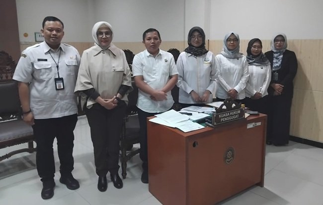 Perwakilan permohonan perwalian yang diwakili oleh Kejari Karanganyar usai sidang di PA Karanganyar. Perwakilan permohonan perwalian yang diwakili oleh Kejari Karanganyar usai sidang di PA Karanganyar.