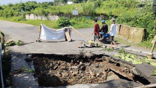 Jembatan ambles di Jalan Honggowongso, Kelurahan Purwoyoso, Kecamatan Ngaliyan, Kota Semarang. Jembatan ambles di Jalan Honggowongso, Kelurahan Purwoyoso, Kecamatan Ngaliyan, Kota Semarang.