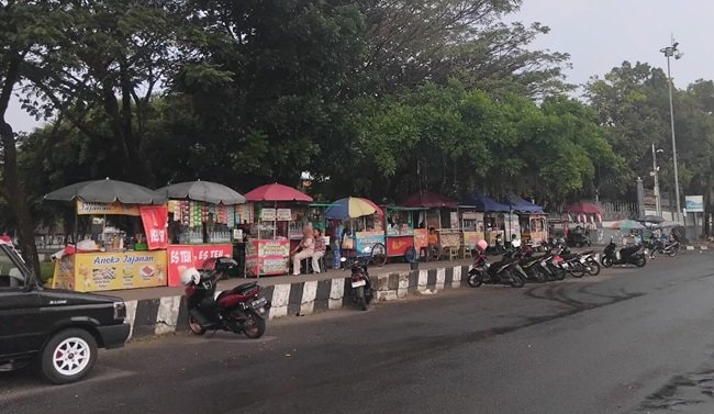 Para PKL menggunakan trotoar untuk berjualan. Para PKL menggunakan trotoar untuk berjualan.