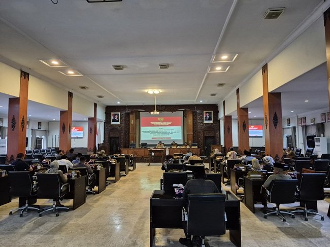 DPRD Karanganyar menggelar rapat paripurna penetapan peraturan DPRD tentang kode etik dan tata beracara Badan Kehormatan. DPRD Karanganyar menggelar rapat paripurna penetapan peraturan DPRD tentang kode etik dan tata beracara Badan Kehormatan.