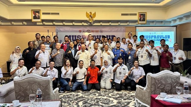 Ketua Pengprov MI Jateng Yohan Mulia Legowo berfoto bersama usai pelantikan Ketua Pengprov MI Jateng Yohan Mulia Legowo berfoto bersama usai pelantikan