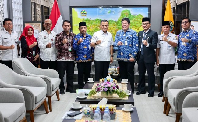Gubernur Jateng Ahmad Luthfi ketika menerima Kepala Dinas Koperasi dan UKM Jawa Tengah, Gubernur Jateng Ahmad Luthfi ketika menerima Kepala Dinas Koperasi dan UKM Jawa Tengah, Rabu