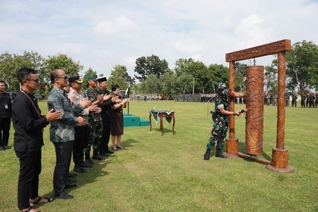 Dandim 0727 Karanganyar Letkol Kav Dhanang Prasetyo Kurniawan menutup TMMD Sengkuyung Tahap II 2026. Dandim 0727 Karanganyar Letkol Kav Dhanang Prasetyo Kurniawan menutup TMMD Sengkuyung Tahap II 2026.