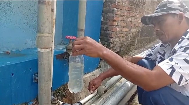 Warga ketika tunjukkan air pamsimas yang tercemar Warga ketika tunjukkan air pamsimas yang tercemar