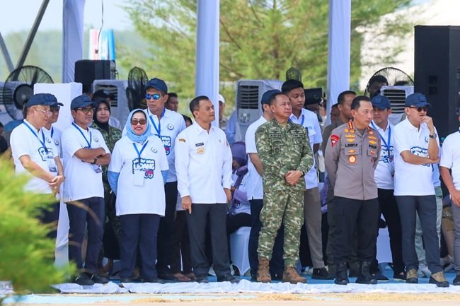 Gubernur Jateng Ahmad Luthfi ketika dampingi Presiden Prabowo Subianto panen raya udang Vaname di Kebumen Gubernur Jateng Ahmad Luthfi ketika dampingi Presiden Prabowo Subianto panen raya udang Vaname di Kebumen