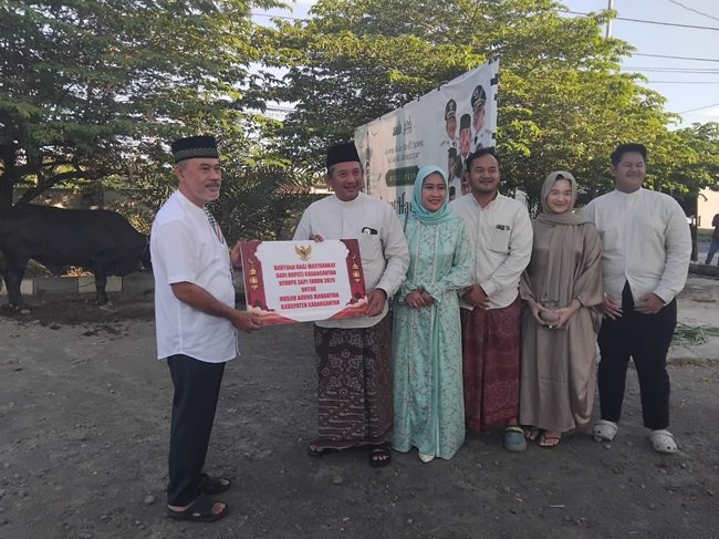 Bupati Karanganyar Rober Christanto menyerahkan sapi kurban secara simbolis kepada Takmir Masjid Agung Karanganyar. Bupati Karanganyar Rober Christanto menyerahkan sapi kurban secara simbolis kepada Takmir Masjid Agung Karanganyar.
