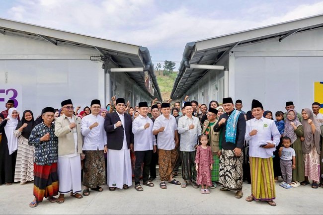 Gubernur Jateng Ahmad Luthfi usai salat iduladha bersama warga huntara Tegal Gubernur Jateng Ahmad Luthfi usai salat iduladha bersama warga huntara Tegal
