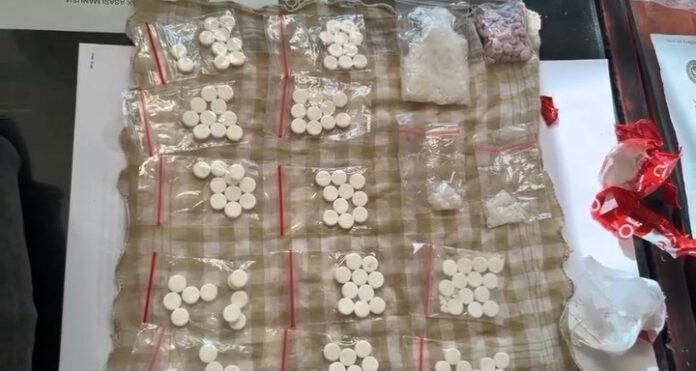 Barang bukti yang diamankan dari tersangka.