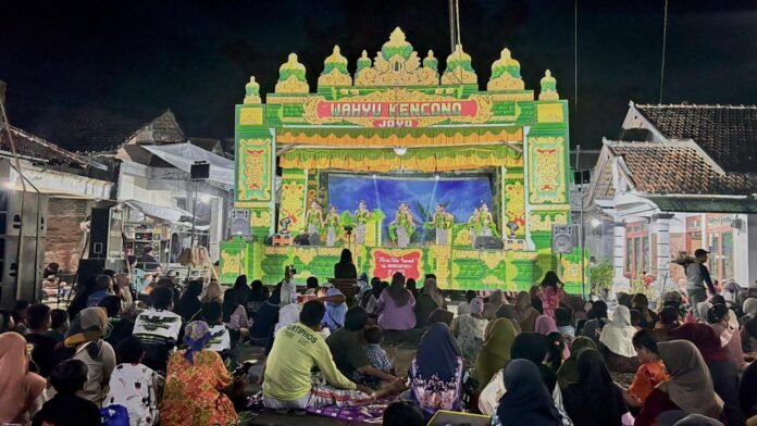 Sedakh bumi Desa Geneng bersama KKN UIN WS