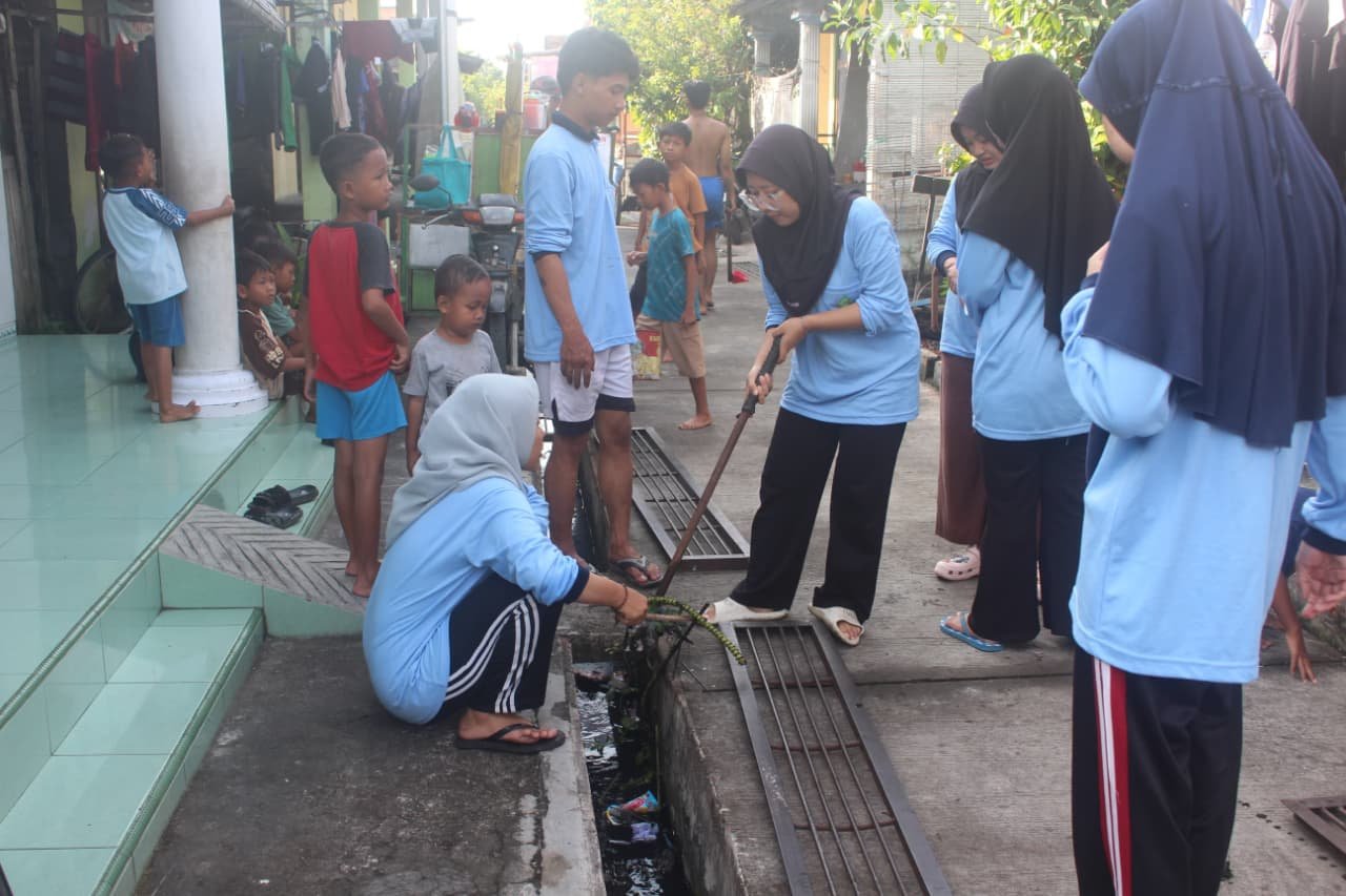 gotong royong bersihkan got KKN UIN Walisongo Cegah DBD