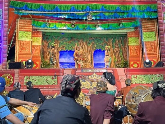KKN UIN Walisongo meriahkan wayang sedekah bumi