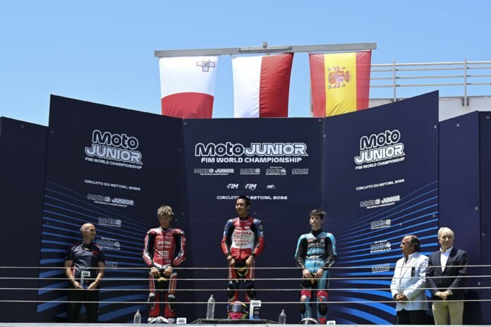 Keterangan foto: 01_Race_Estoril_Round: Pebalap binaan PT Astra Honda Motor (AHM) Muhammad Kiandra Ramadhipa (tengah) berhasil meraih podium pertama perdananya pada putaran kedua Moto3 Junior World Championship 2026 di Circuito do Estoril, Portugal, Minggu (14/6).