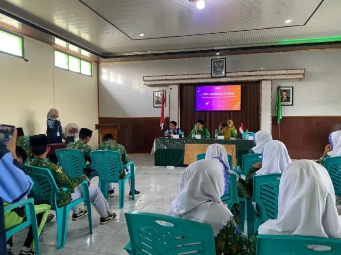 pelatihan canva di MTS bersama mahasiswa KKN