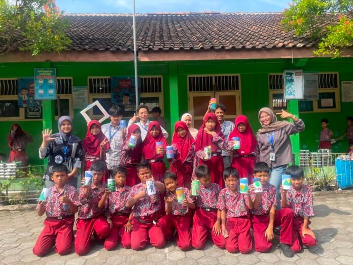 menabung bersama mahasiswa KKN UIN WS