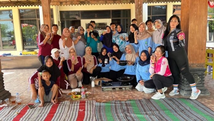 KKN UIN WS gelar pembuatan lilin aromaterapi