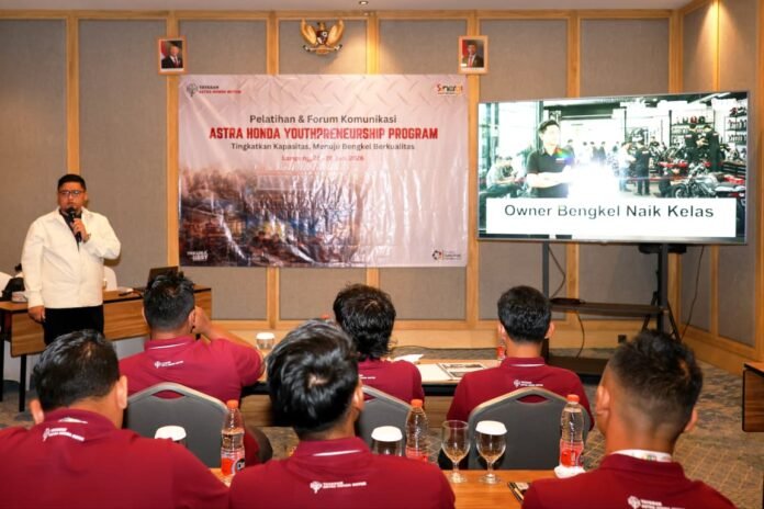 Para peserta Astra Honda Youthpreneurship Program (AHYPP) sedang mengikuti pelatihan secara teori dan praktik melalui Challenge Selling and Survival untuk menjual produk kepada masyarakat secara langsung. (Foto : Dok Honda)