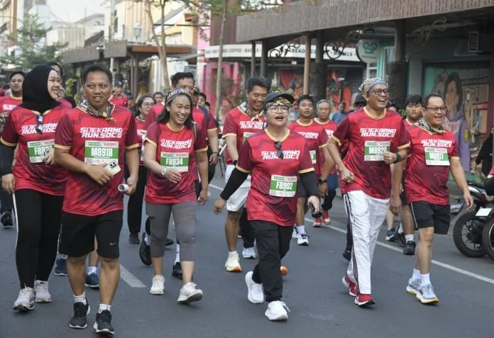 Wali Kota Semarang, Agustina Wilujeng, memanfaatkan kehadirannya di Soekarno Run 2026 di kawasan Alun-Alun Utara Surakarta
