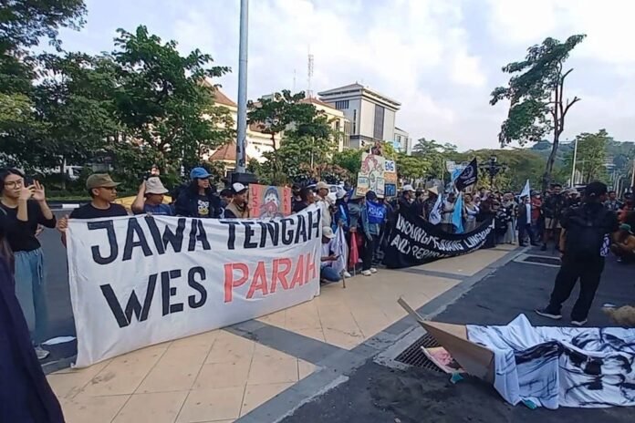 Petani dan Nelatan Demo Gubernur Jateng