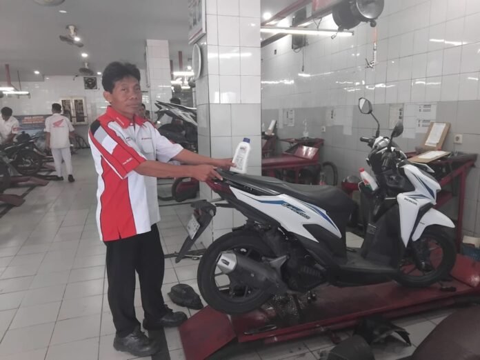 Kuncoro, Kepala Mekanik Cahaya Sakti Motor Karanganyar. (Foto : Alif)