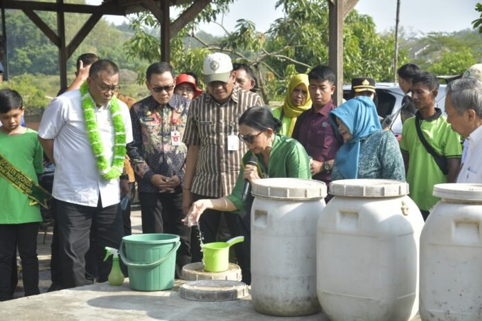 Menteri Lingkungan Hidup Republik Indonesia, Jumhur Hidayat. Didampingi Sekda Kota Semarang, Handi Priyanto, Menteri meninjau Kebun Bulusan Edu Park, Selasa (2/6/2026). (Foto : Dok Pemkot Semarang)