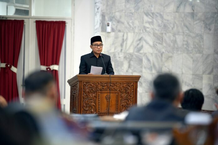 Wakil Wali Kota Semarang, Iswar Aminuddin, menghadiri Rapat Paripurna Dewan Perwakilan Rakyat Daerah (DPRD) Kota Semarang dengan agenda Penetapan Pokok-Pokok Pikiran (Pokir) DPRD Kota Semarang Tahun 2027 di Ruang Sidang Paripurna DPRD, Rabu (3/6/2026).