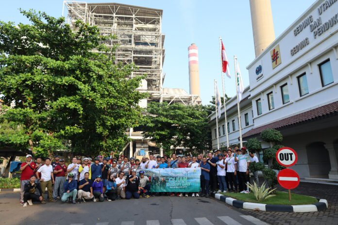 Peserta JUS TAPE berfoto bersama setelah tiba di halaman kantor KPJB di PLTU Tanjung Jati B, Jepara, Jumat (29/5). Kegiatan Jumat Sehat Tanpa Emisi ini menjadi penutup perjalanan bersepeda dari Desa Kaliaman menuju PLTU Tanjung Jati B, sekaligus memperkuat semangat kebersamaan, hidup sehat, dan kepedulian terhadap lingkungan melalui gerakan rendah emisi. (Foto : Dok PLN)