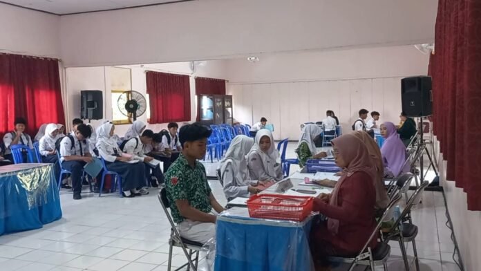 Suasana SPMB SMAN 8 Semarang saat para calon siswa melakukan verifikasi akun dan pengecekan berkas, Kamis (4/6/2026). (Foto:Kamal)