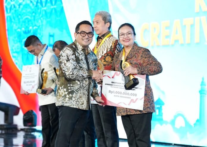 Wali Kota Semarang, Agustina Wilujeng mewakili Pemkot Semarang meraih Penghargaan Terbaik III Kategori Creative Financing tingkat kota, Kamis (03/06/2026). (Foto : Dok Pemkot Semarang)