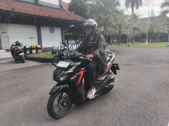 Bram dengan motor andalannya Honda Vario 125. (Foto : Alif)