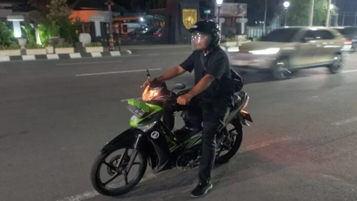 Fitroh Nur Ikhsan (28), seorang perantau asal Cirebon bersama motor Honda Supra ‘Supra Bapak’ miliknya saat ditemui Jatengnews.id di Jalan Pemuda, Kota Semarang. (Foto : Alif)