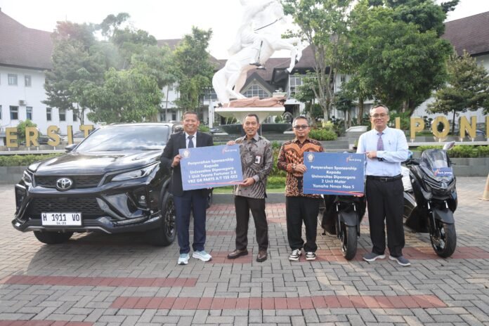 Direktur Utama Bank Jateng Bambang Widyatmoko didampingi Direktur Bisnis Kelembagaan dan Unit Usaha Syariah Bank Jateng Mas Waris menyerahkan simbolis dukungan operasional berupa satu unit Toyota Fortuner 2.8 VRZ dan dua unit Yamaha NMax Neo S kepada Rektor Universitas Diponegoro Prof. Dr. Suharnomo dan Wakil Rektor II Undip Dr. Wasito Kawedar di Halaman Rektorat Universitas Diponegoro, Semarang, Selasa (26/5/2026). (Foto : Dok Bank Jateng)