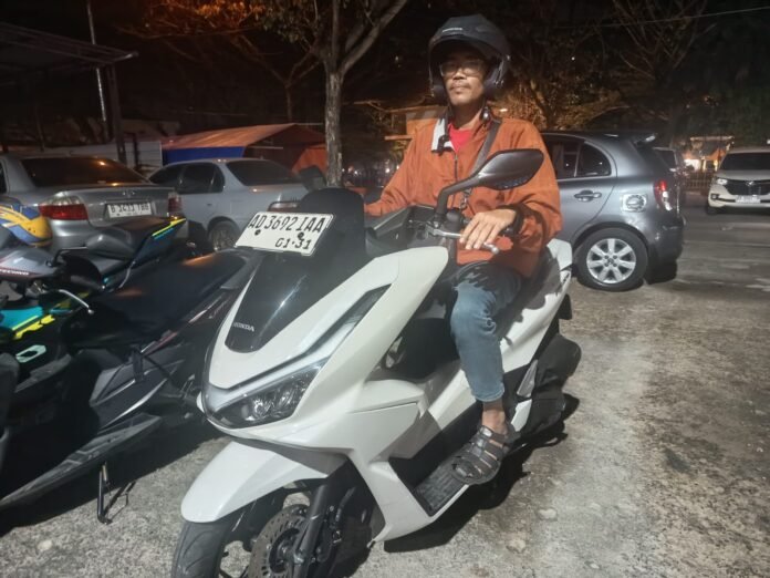 Alim bersama Honda PCX terbaru miliknya. (Foto : Alif)