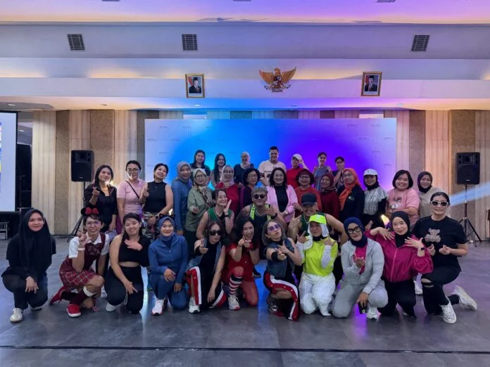 Peserta mengikuti Fit & Feast Cardio Dance Party bersama Coach Onyx di Aston Inn Pandanaran Semarang. (Foto : Dokumen)